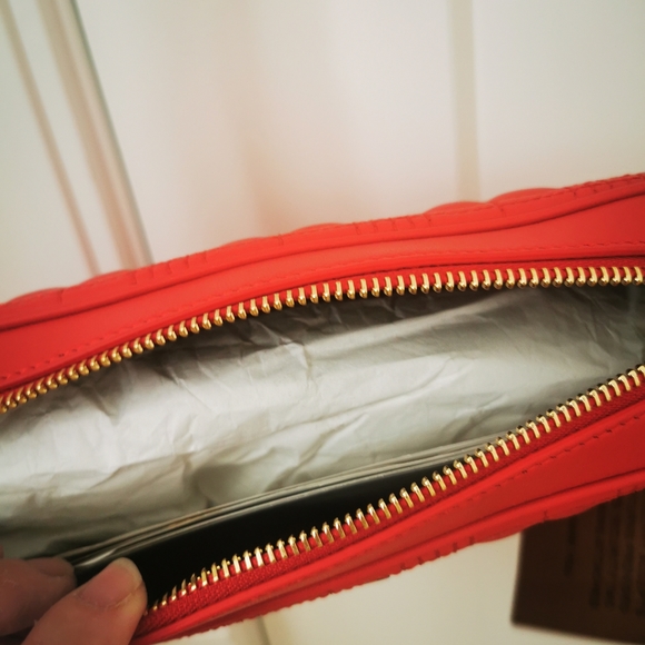 Burberry bright red quilted lamb skin camera bag - Picture 3 of 8